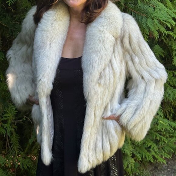 Vintage Saga Fox Fur Jacket with 100% Bemberg Liner. Approximate size M or 8. - Picture 2 of 8